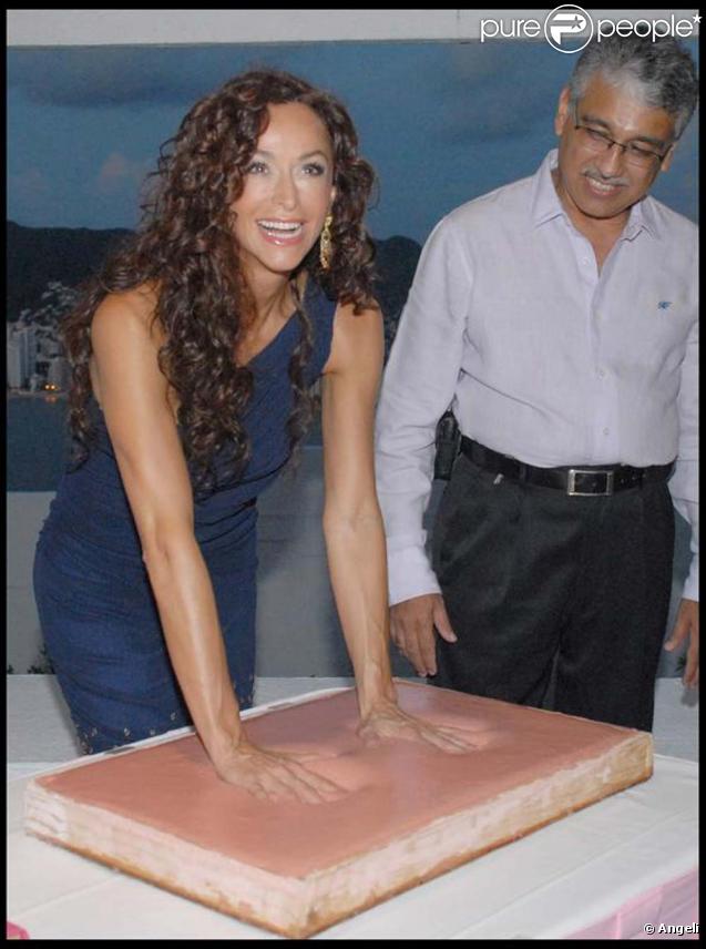 Sofia Milos des  Experts Miami , laisse ses empreintes à Acapulco, le 26 octobre 2009 !