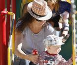 Minnie Driver et son fils Henry dans un parc de Malibu, le 31 octobre 2009 !
