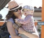 Minnie Driver et son fils Henry dans un parc de Malibu, le 31 octobre 2009 !