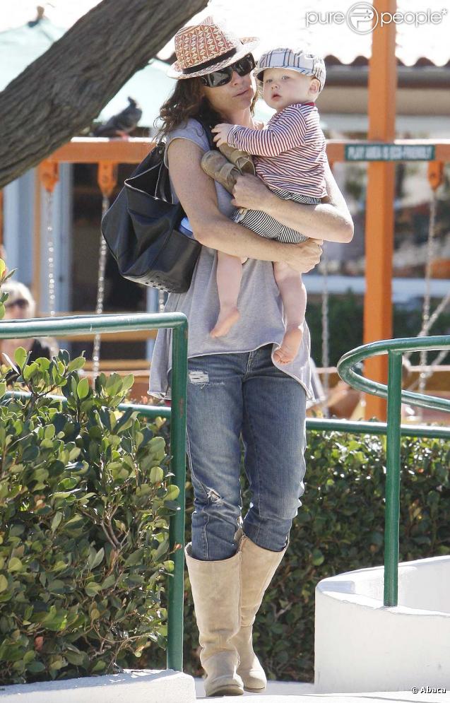 Minnie Driver et son fils Henry dans un parc de Malibu, le 31 octobre 2009 !