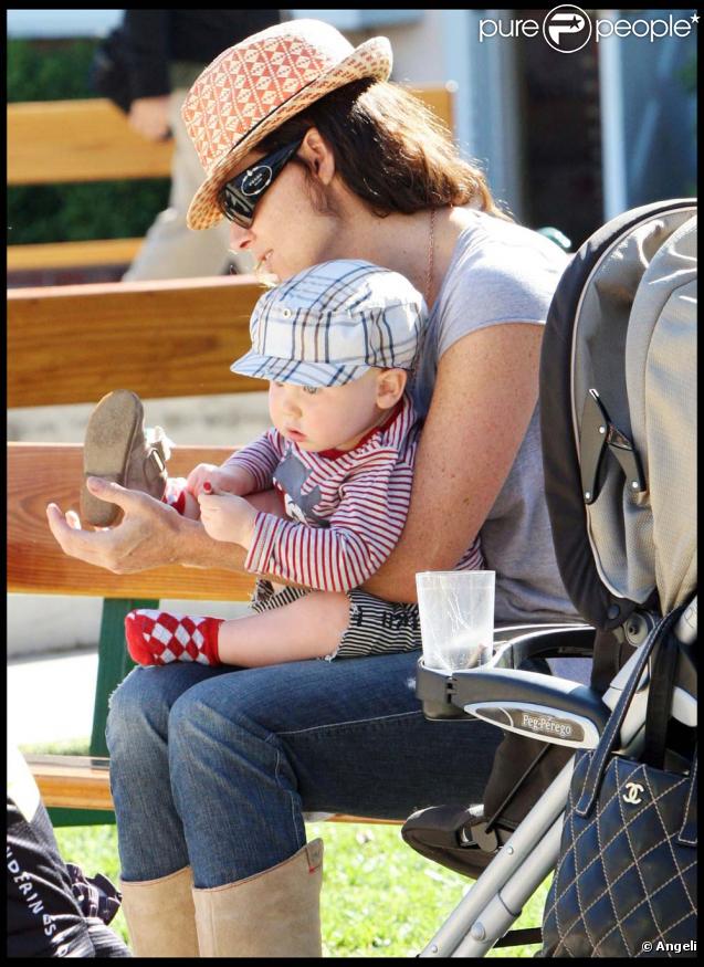 Minnie Driver et son fils Henry le 31 octobre à Malibu.
