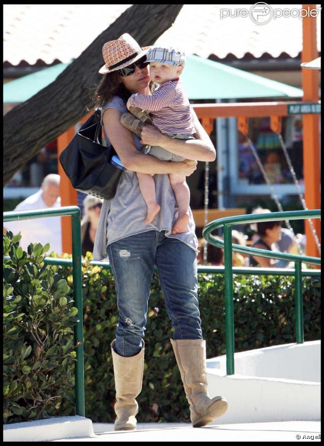 Minnie Driver et son fils Henry le 31 octobre à Malibu.