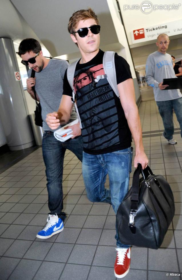 Zac Efron à l'aéroport de Los Angeles, le 1er novembre 2009