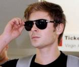 Zac Efron à l'aéroport de Los Angeles, le 1er novembre 2009
