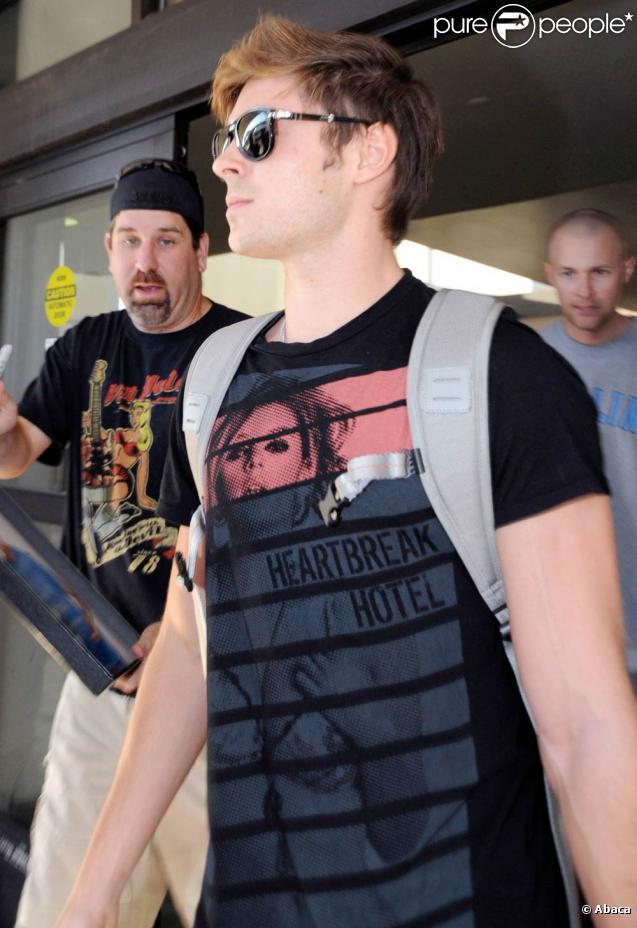 Zac Efron à l'aéroport de Los Angeles, le 1er novembre 2009