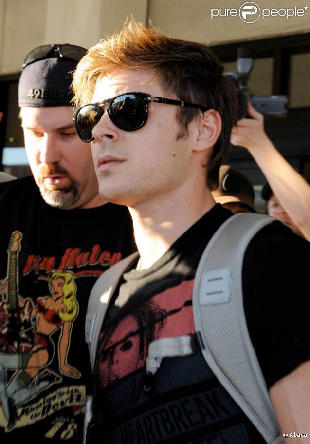 Zac Efron à l'aéroport de Los Angeles, le 1er novembre 2009