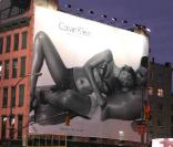 Eva Mendes et le top model Jamie Dornan pour Calvin Klein... placardés dans les rues de New York !
