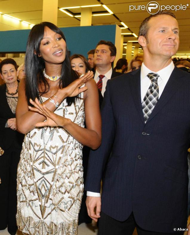 Le top model Naomi Campbell et son boyfriend le milliardaire russe Vladislav Doronin à l'exposition L'itinéraire d'une robe - rétrospective de la créatrice américaine Diane Von Furstenberg - au Manège de Moscou le 1er novembre 2009