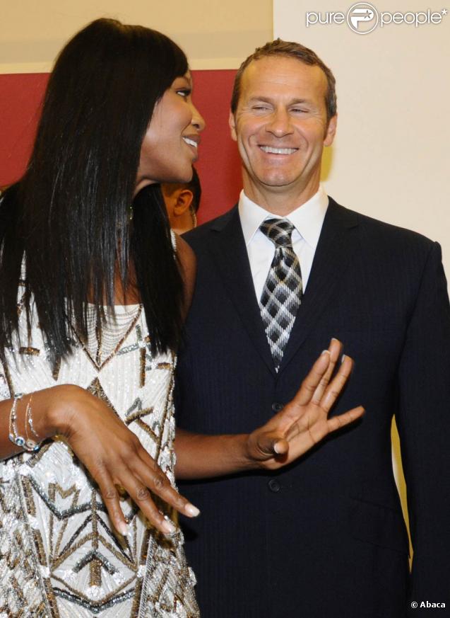 Le top model Naomi Campbell et son boyfriend le milliardaire russe Vladislav Doronin à l'exposition L'itinéraire d'une robe - rétrospective de la créatrice américaine Diane Von Furstenberg - au Manège de Moscou le 1er novembre 2009