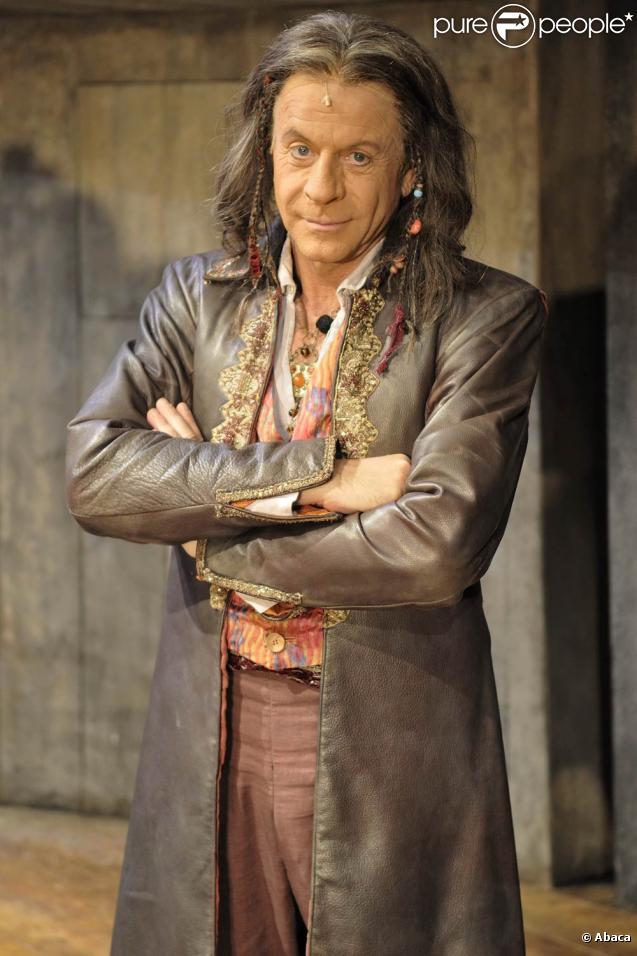 Le musical Zorro débute le 5 novembre 2009 aux Folies Bergère, avec Georges Beller 
