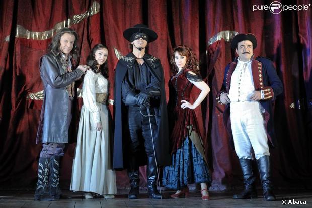 Le musical Zorro débute le 5 novembre 2009 aux Folies Bergère, avec Georges Beller, Liza Pastor, Laurent Ban, Geraldine Larrosa, Benoît de Gaulejac 
