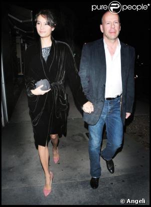Bruce Willis et son épouse Emma se rendent au restaurant Madeo. Elle arbore une robe de chambre en guise de manteau ! 04/11/09