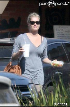 Rebecca Romijn se rend au Mac Store avant d'aller s'acheter une salade pour déjeuner le 8 octobre 2009 