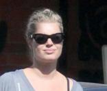 Rebecca Romijn se rend au Mac Store avant d'aller s'acheter une salade pour déjeuner le 8 octobre 2009 