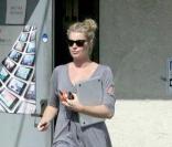 Rebecca Romijn se rend au Mac Store avant d'aller s'acheter une salade pour déjeuner le 8 octobre 2009