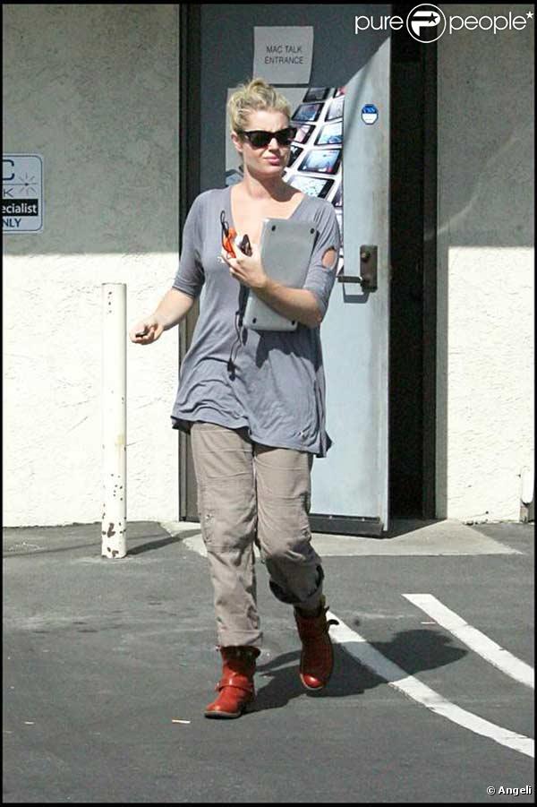 Rebecca Romijn se rend au Mac Store avant d'aller s'acheter une salade pour déjeuner le 8 octobre 2009 
