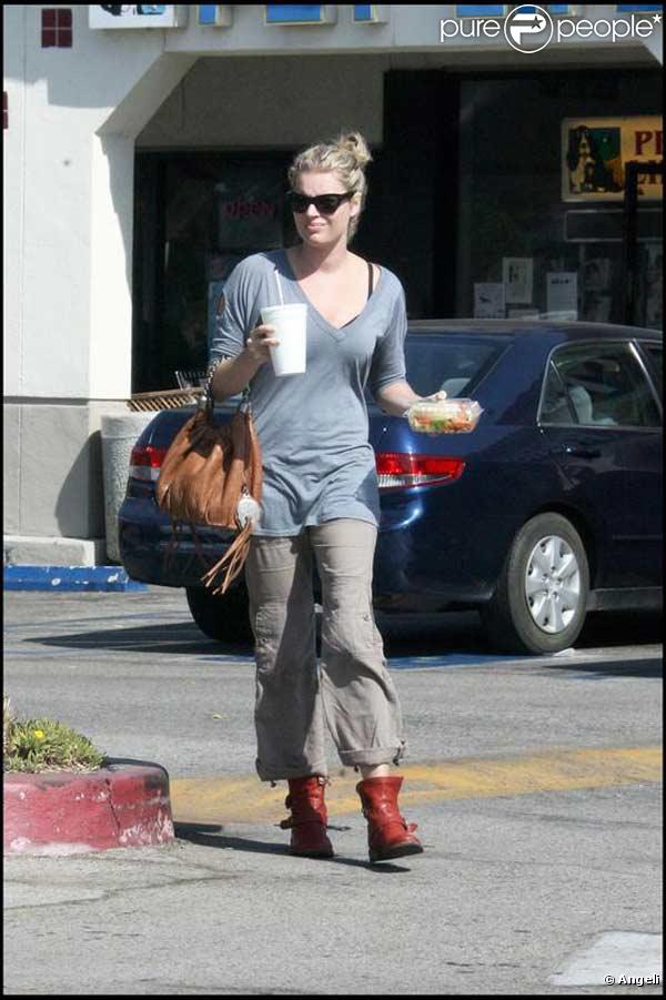 Rebecca Romijn se rend au Mac Store avant d'aller s'acheter une salade pour déjeuner le 8 octobre 2009 