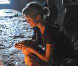 Laeticia Hallyday se recueille dnas le temple d'Angkor face à un Bouddha lors de son voyage au Cambodge pour l'Unicef le 1er octobre 2009