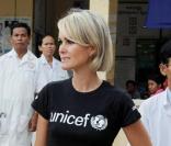 Laeticia Hallyday visitant un centre de santé dans un village reculé lors de son voyage au Cambodge pour l'Unicef le 1er octobre 2009