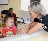 Laeticia Hallyday, bouleversée par ce petit garçon au cours de sa visite d'un centre de santé lors de son voyage au Cambodge pour l'Unicef le 1er octobre 2009