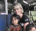 Laeticia Hallyday lors de son voyage au Cambodge pour l'Unicef le 1er octobre 2009