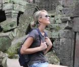 Laeticia Hallyday dans le temple d'Angkor lors de son voyage au Cambodge pour l'Unicef le 1er octobre 2009