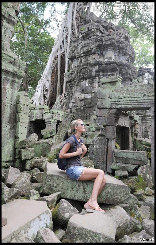 Laeticia Hallyday dans le temple d'Angkor lors de son voyage au Cambodge pour l'Unicef le 1er octobre 2009