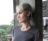 Laeticia Hallyday visite le fabuleux temple d'Angkor lors de sa mission humanitaire au Cambodge pour l'Unicer le 1er octobre 2009 