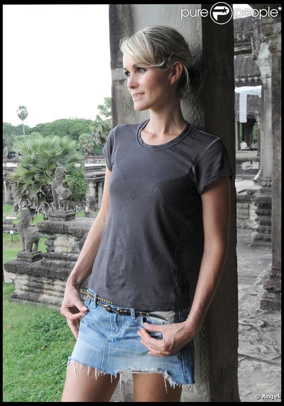 Laeticia Hallyday visite le fabuleux temple d'Angkor lors de sa mission humanitaire au Cambodge pour l'Unicer le 1er octobre 2009 
