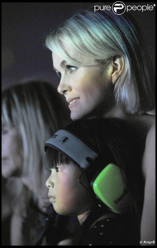 Laeticia Hallyday assistant avec sa fille Jade au concert de Johnny à Montpellier le 20 octobre 2009 