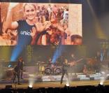 Johnny Hallyday rend hommage à l'Unicef et au travail de Laeticia lors de son concert à Nice le 18 octobre 2009 