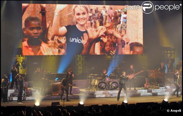 Johnny Hallyday rend hommage à l'Unicef et au travail de Laeticia lors de son concert à Nice le 18 octobre 2009 