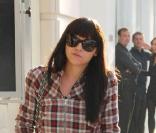 Christina Ricci, avec une perruque, se promène dans les rues de Beverly Hills pour une petite séance shopping le 5 novembre 2009.
