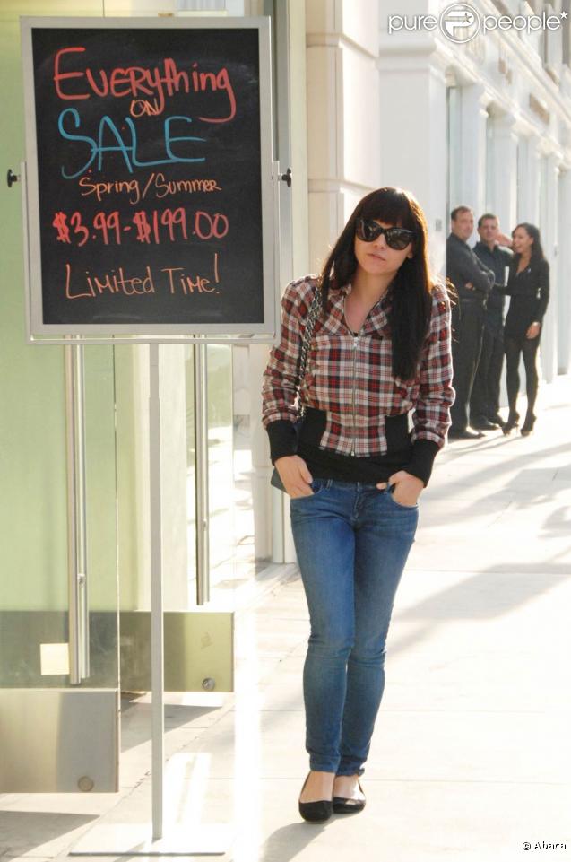 Christina Ricci, avec une perruque, se promène dans les rues de Beverly Hills pour une petite séance shopping le 5 novembre 2009.