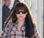 Christina Ricci, avec une perruque, se promène dans les rues de Beverly Hills pour une petite séance shopping le 5 novembre 2009.
