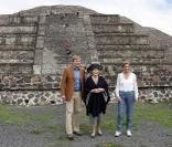 Maxima, Willem-Alexander et Margrethe II des Pays-Bas sont en visite d'Etat au Mexique : le 6 novembre 2009, ils ont gravi les pyramides de Teotihuacan !