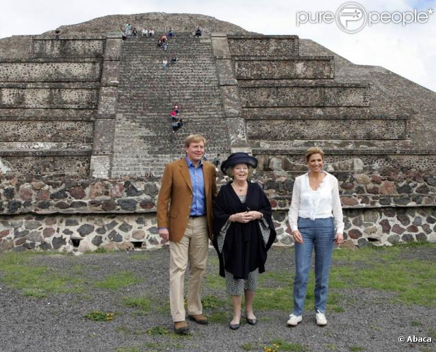Maxima, Willem-Alexander et Margrethe II des Pays-Bas sont en visite d'Etat au Mexique : le 6 novembre 2009, ils ont gravi les pyramides de Teotihuacan !