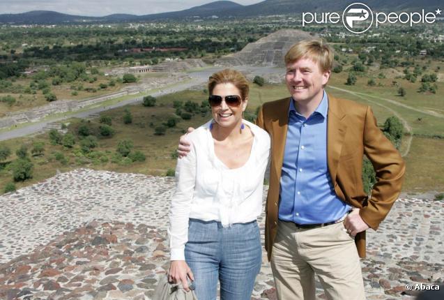Maxima, Willem-Alexander et Margrethe II des Pays-Bas sont en visite d'Etat au Mexique : le 6 novembre 2009, ils ont gravi les pyramides de Teotihuacan !
