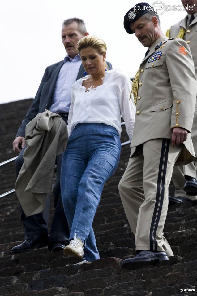 Maxima, Willem-Alexander et Margrethe II des Pays-Bas sont en visite d'Etat au Mexique : le 6 novembre 2009, ils ont gravi les pyramides de Teotihuacan !