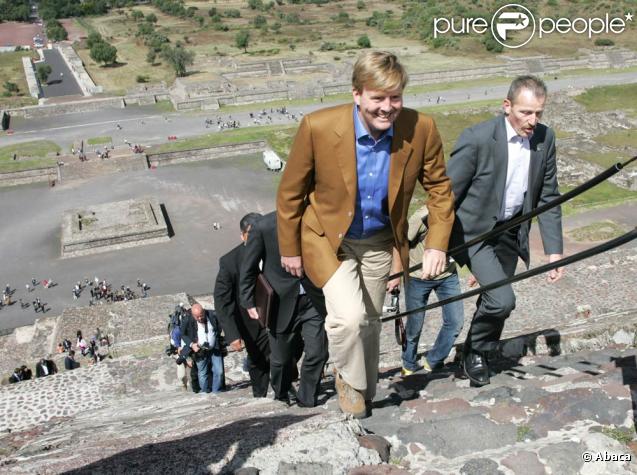 Maxima, Willem-Alexander et Margrethe II des Pays-Bas sont en visite d'Etat au Mexique : le 6 novembre 2009, ils ont gravi les pyramides de Teotihuacan !
