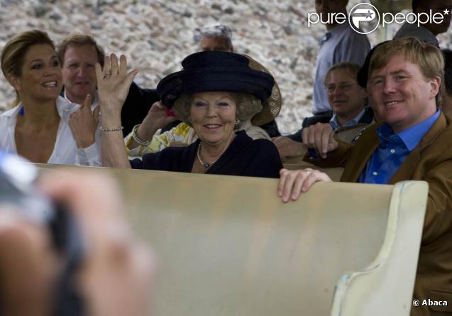 Maxima, Willem-Alexander et Margrethe II des Pays-Bas sont en visite d'Etat au Mexique : le 6 novembre 2009, ils ont gravi les pyramides de Teotihuacan !