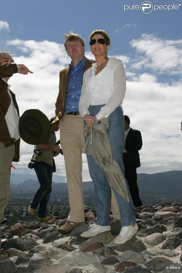 Maxima, Willem-Alexander et Margrethe II des Pays-Bas sont en visite d'Etat au Mexique : le 6 novembre 2009, ils ont gravi les pyramides de Teotihuacan !