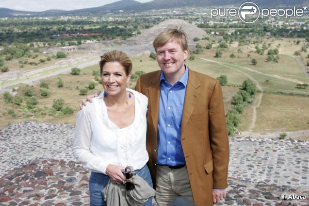 Maxima, Willem-Alexander et Margrethe II des Pays-Bas sont en visite d'Etat au Mexique : le 6 novembre 2009, ils ont gravi les pyramides de Teotihuacan !