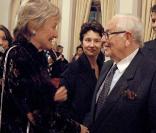 Carla Bruni, sa mère Marisa et sa soeur Valeria, ont rendu hommage à Alberto Bruni-Tedeschi lors d'une soirée où les archives du compositeur turinois ont été cédées à la fondation Cini, le 3 novembre 2009