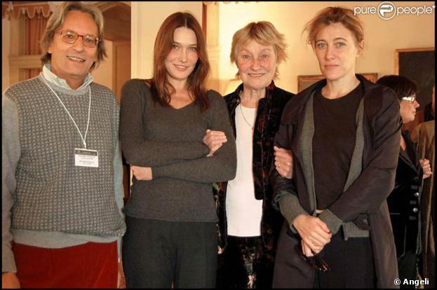 Carla Bruni, sa mère Marisa et sa soeur Valeria, ont rendu hommage à Alberto Bruni-Tedeschi lors d'une soirée où les archives du compositeur turinois ont été cédées à la fondation Cini, le 3 novembre 2009