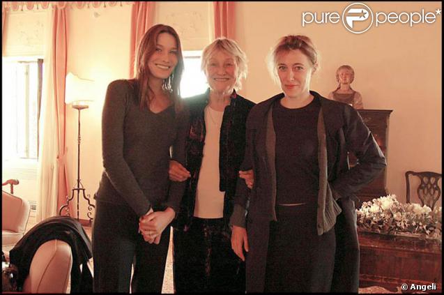 Carla Bruni, sa mère Marisa et sa soeur Valeria, ont rendu hommage à Alberto Bruni-Tedeschi lors d'une soirée où les archives du compositeur turinois ont été cédées à la fondation Cini, le 3 novembre 2009