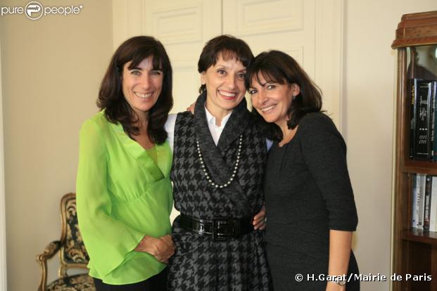 Anne Hidalgo, Première Adjointe au Maire de Paris (à droite), a reçu la chanteuse espagnole Luz Casal (au centre), à l'Hôtel de Ville de Paris, le  9 novembre 2009 avec la chorégraphe espagnole Blanca Li (à gauche)