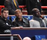 André-Pierre Gignac boude, Thierry Henry en appelle à une force divine et Moussa Sissoko s'ennuie, lors du premier jour du tournoi BNP Paribas de Bercy, au Palais Omnisport de Paris Bercy, le 9 novembre 2009.