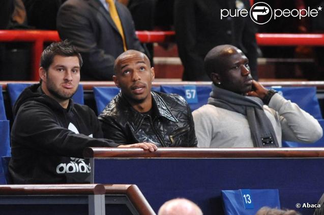 André-Pierre Gignac boude, Thierry Henry en appelle à une force divine et Moussa Sissoko s'ennuie, lors du premier jour du tournoi BNP Paribas de Bercy, au Palais Omnisport de Paris Bercy, le 9 novembre 2009.