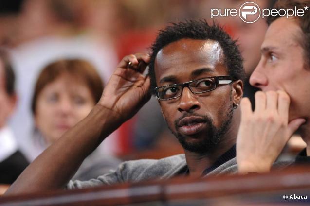 Sydney Govou derrière ses lunettes, lors du premier jour du tournoi BNP Paribas de Bercy, au Palais Omnisport de Paris Bercy, le 9 novembre 2009.